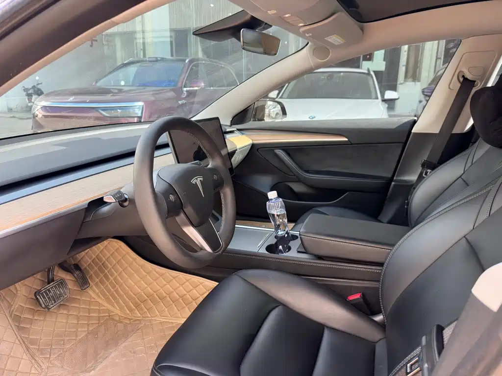 Tesla Model 3 — миниатюра 5