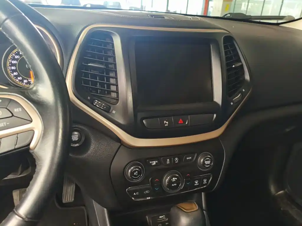 Jeep Cherokee — миниатюра 13