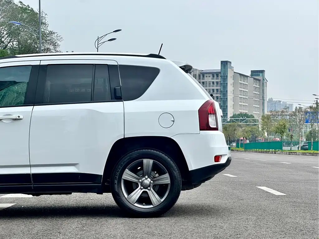 Jeep Compass (Import) — миниатюра 10