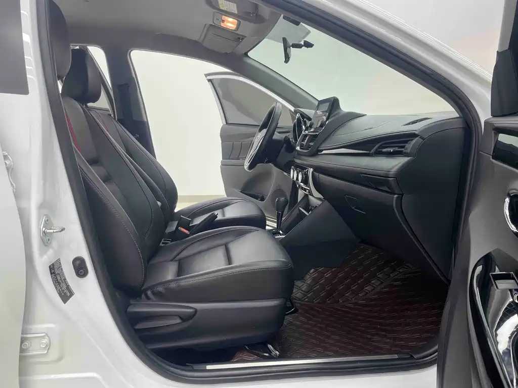 Toyota Yaris L — миниатюра 5