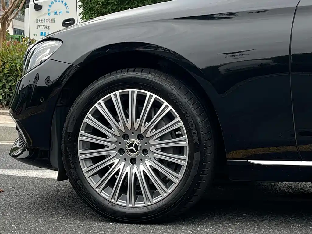 Mercedes-Benz E-Class — миниатюра 6