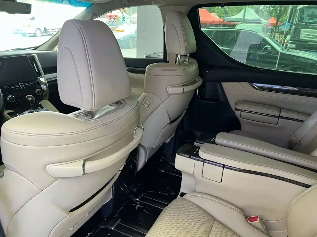 Toyota Vellfire — миниатюра 8