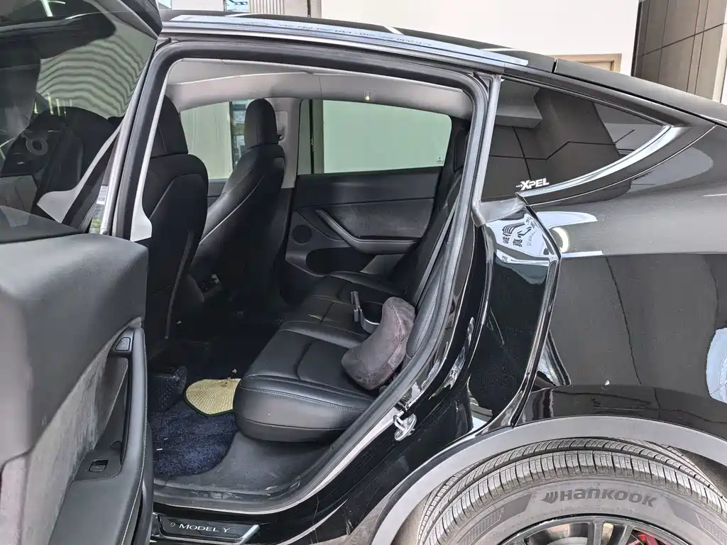 Tesla Model Y — миниатюра 12