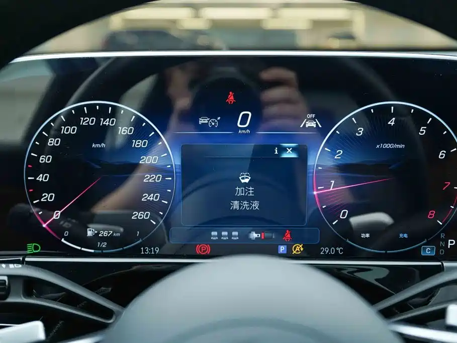 Mercedes-Benz E-Class — миниатюра 7