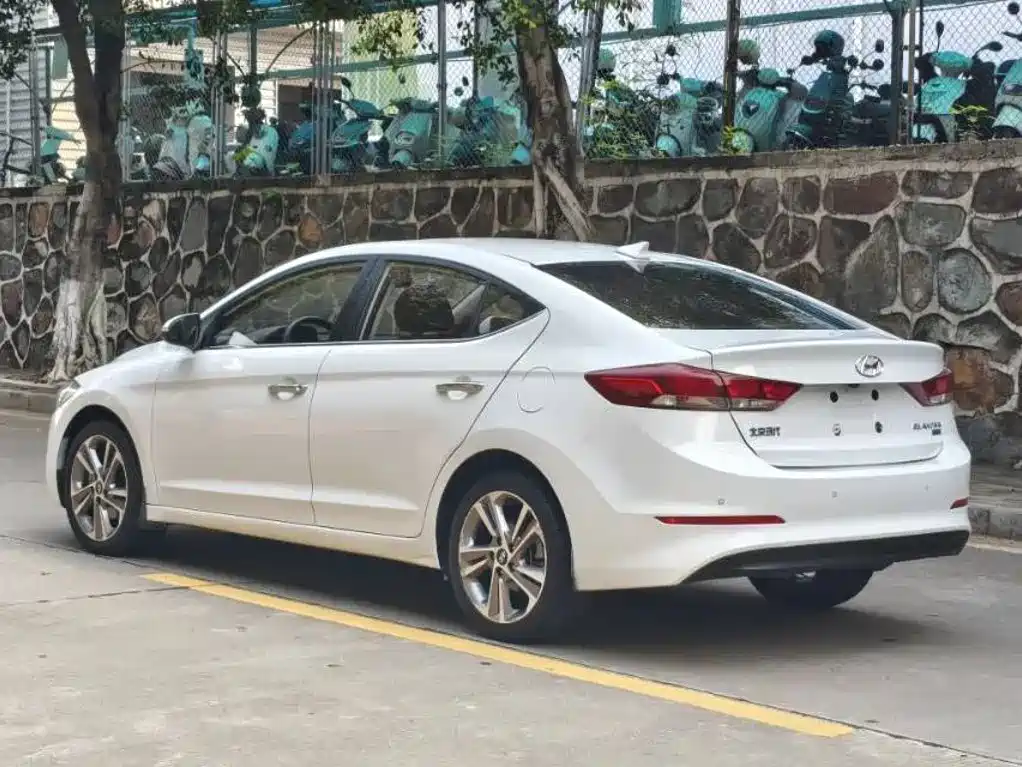Hyundai Elantra — миниатюра 7