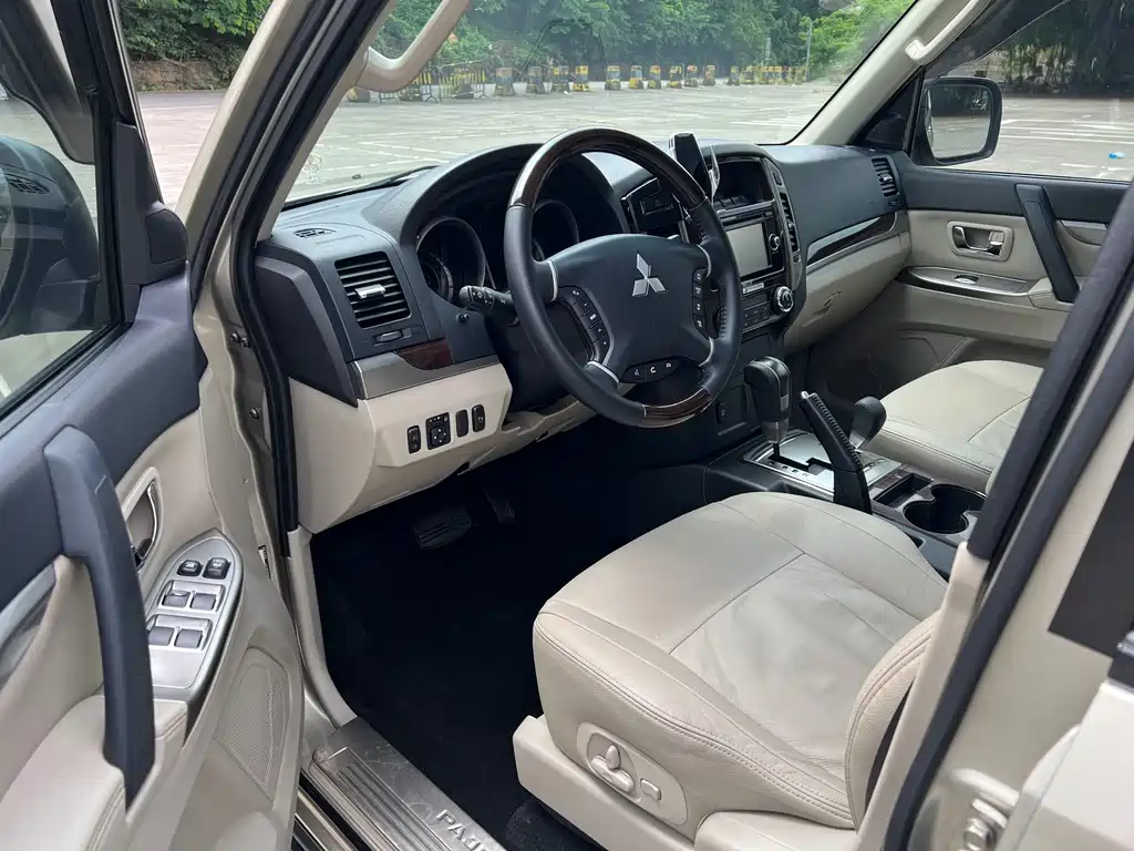 Mitsubishi Pajero (Import) — миниатюра 4