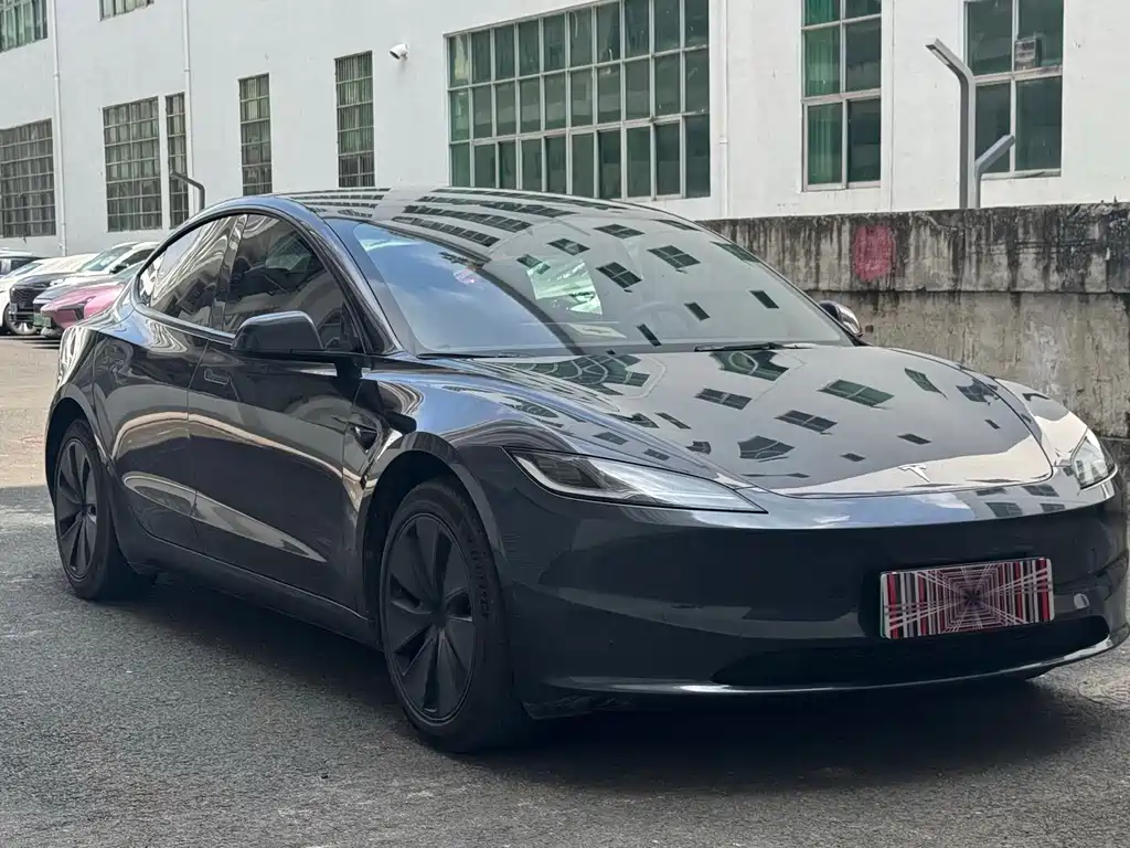 Tesla Model 3 — миниатюра 3