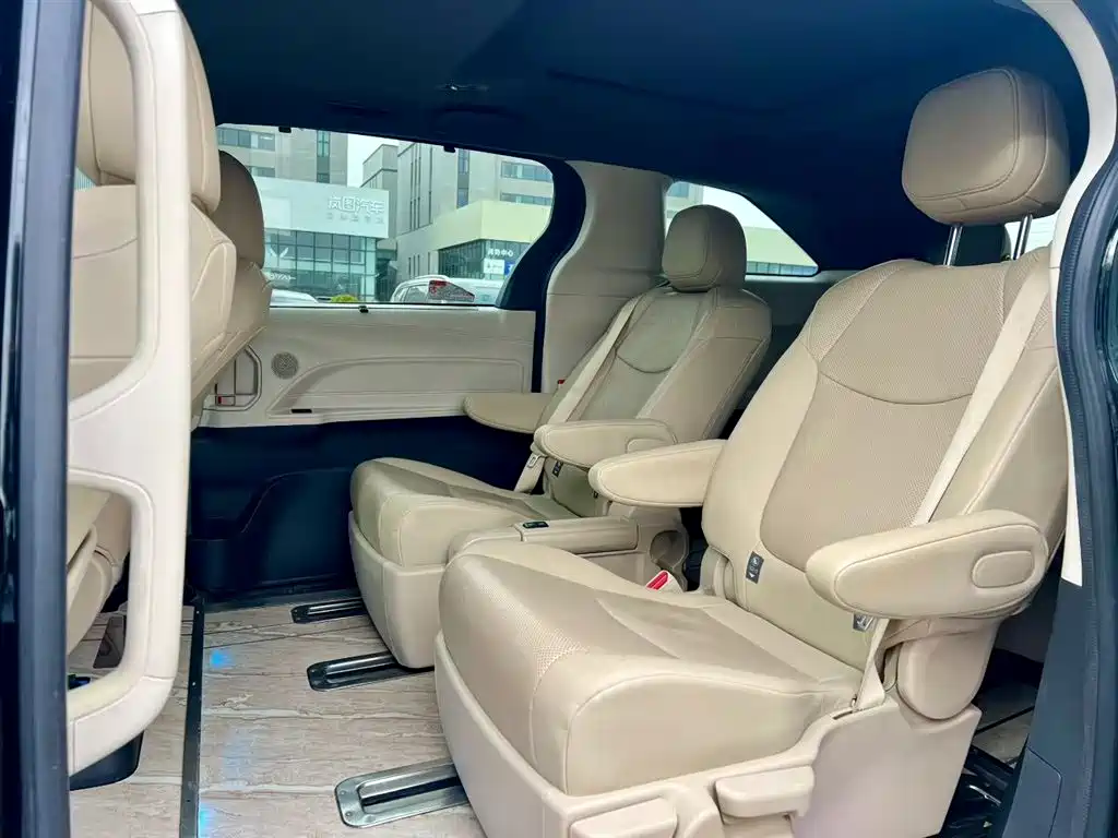 Toyota Granvia 2023 2.5L Luxury PLUS