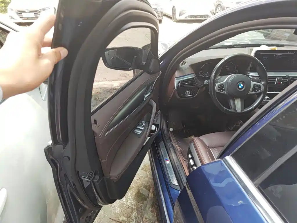 BMW 5 Series New Energy — миниатюра 12