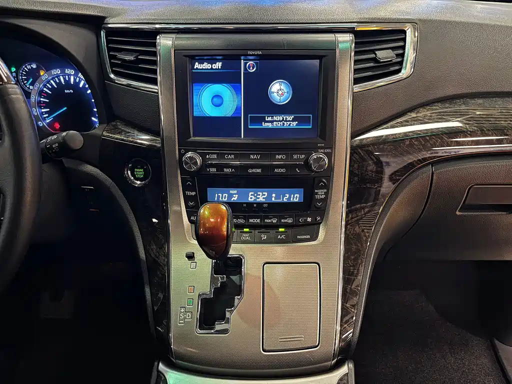 Toyota Alphard — миниатюра 12