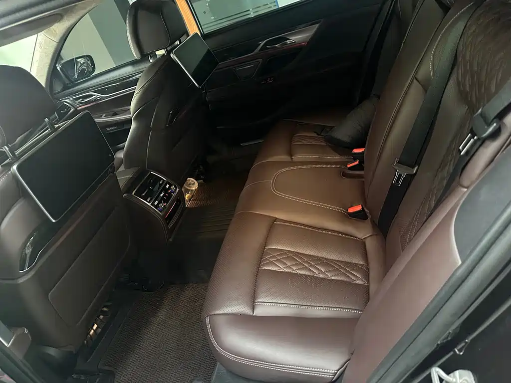 BMW 7 Series — миниатюра 8