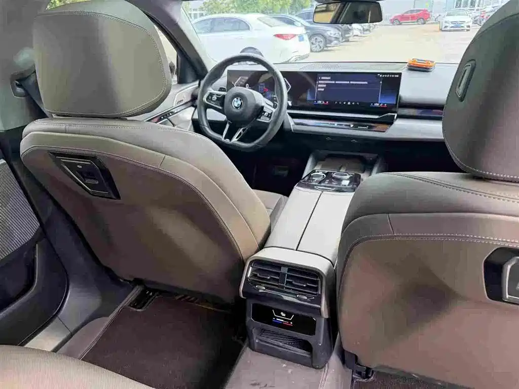 BMW 5 Series — миниатюра 7