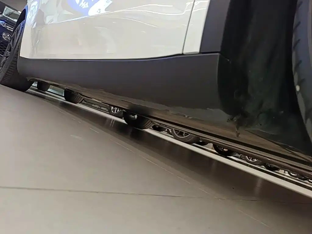 Tesla Model Y — миниатюра 21