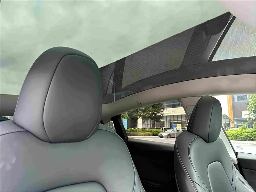 Tesla Model Y — миниатюра 21