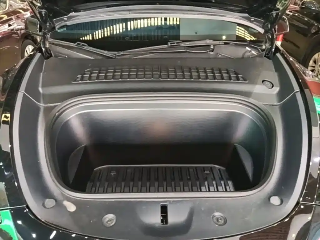 Tesla Model Y — миниатюра 20