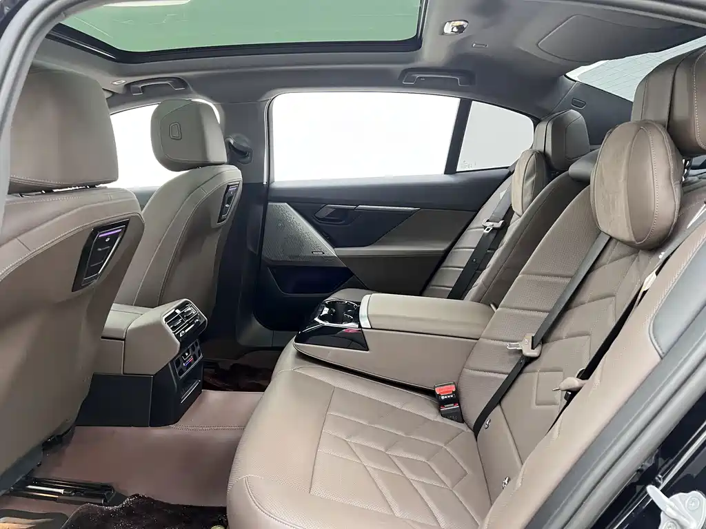 BMW 5 Series — миниатюра 10