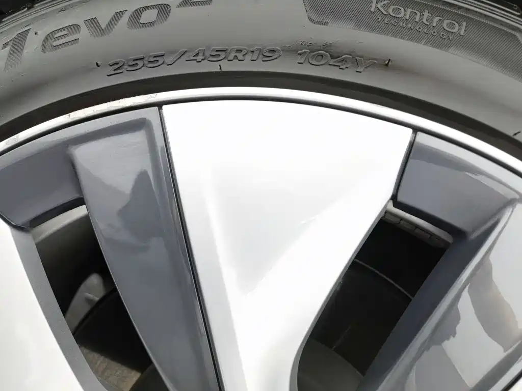 Tesla Model Y — миниатюра 24