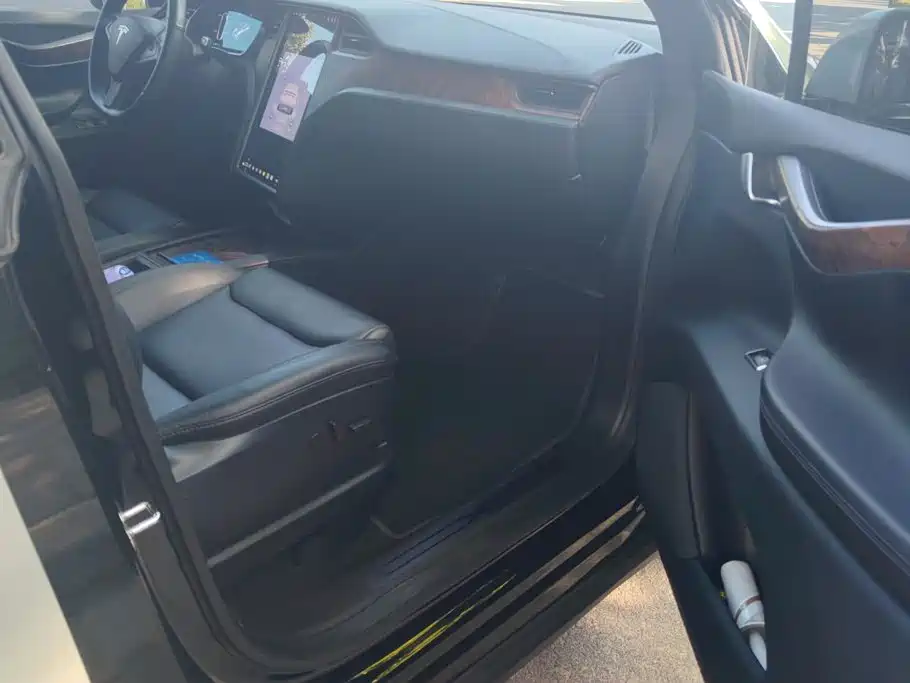 Tesla Model X — миниатюра 8