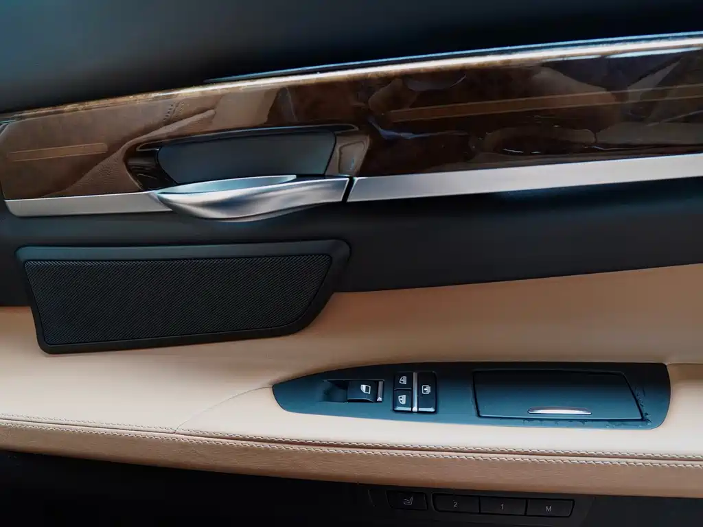 BMW 7 Series — миниатюра 28