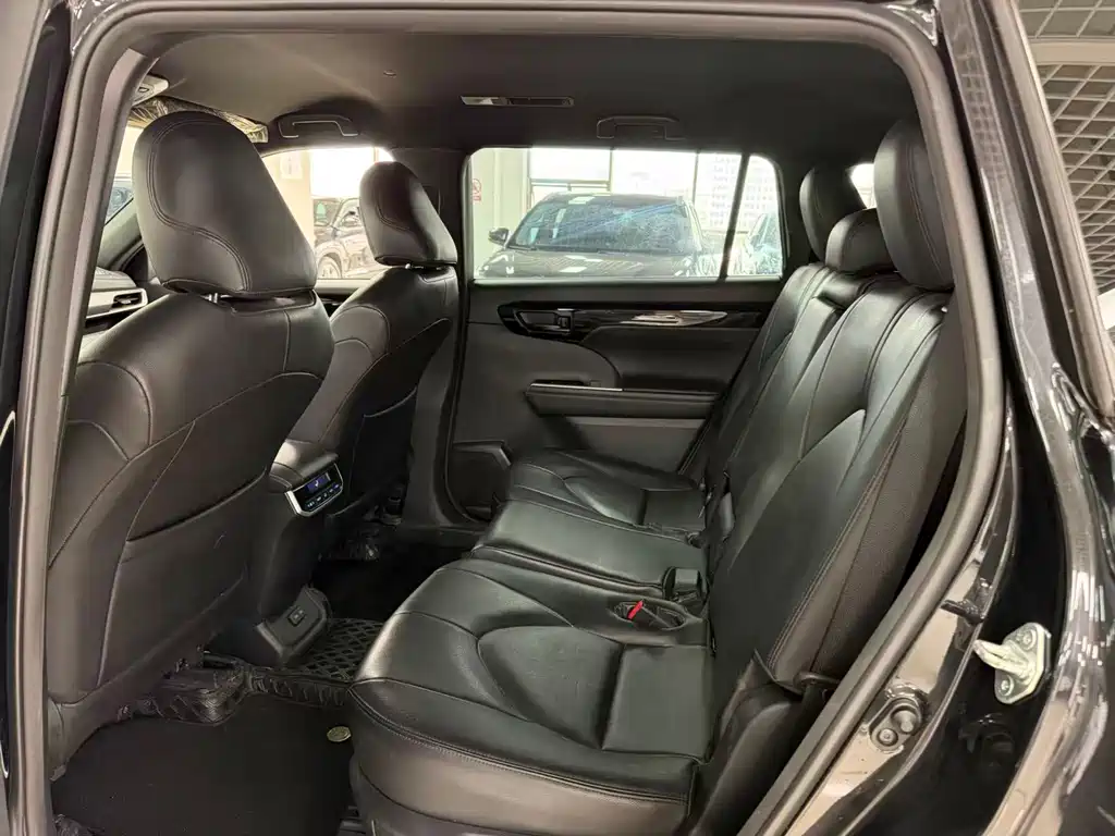Toyota Crown Kluger — миниатюра 6