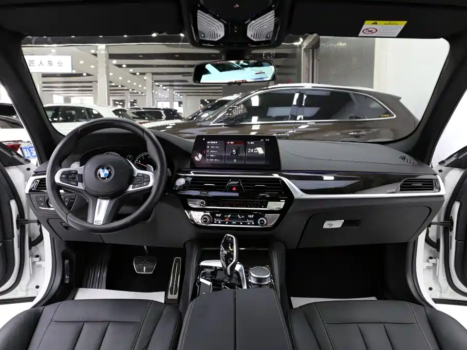 BMW 5 Series — миниатюра 9