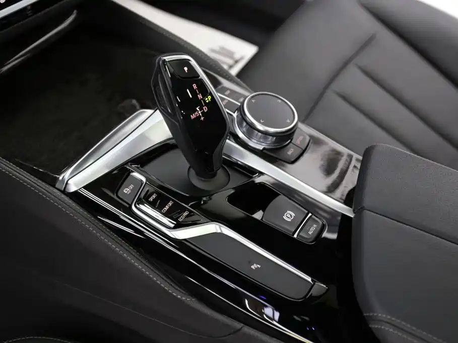 BMW 5 Series — миниатюра 12