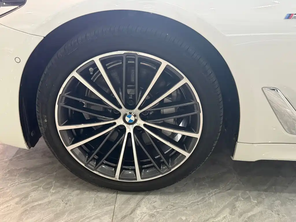 BMW 5 Series — миниатюра 13