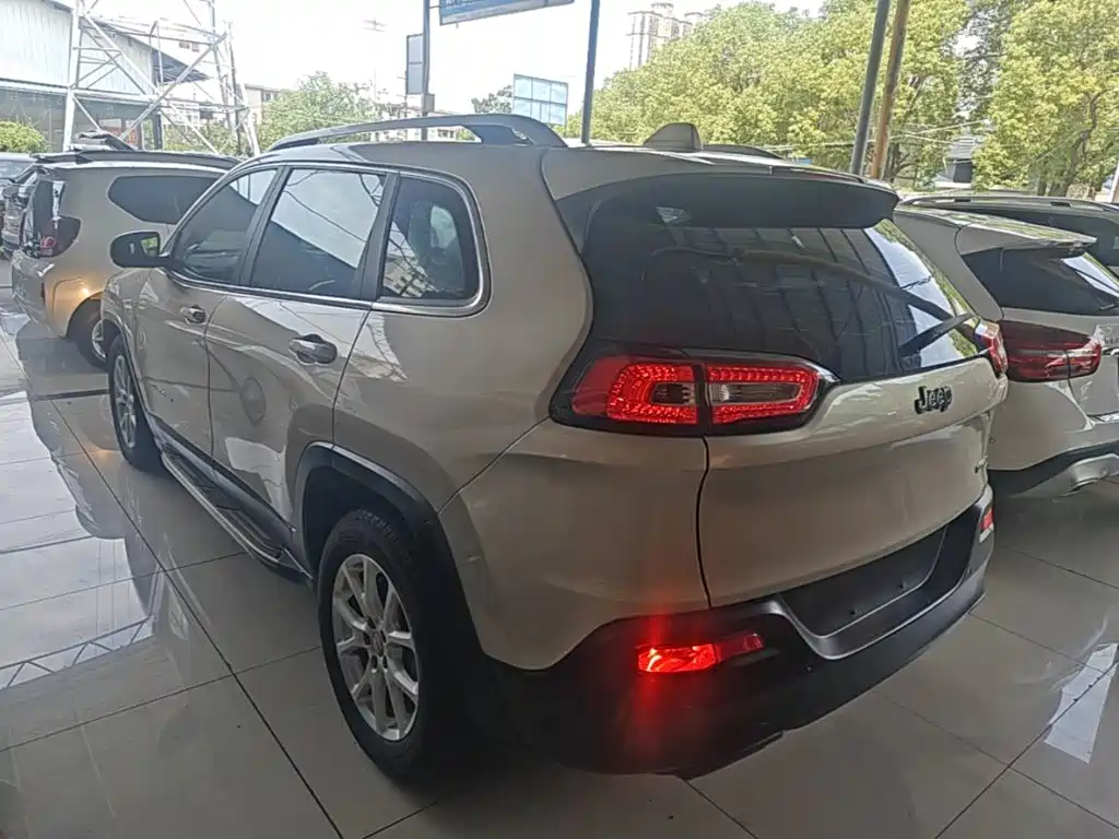 Jeep Cherokee — миниатюра 5