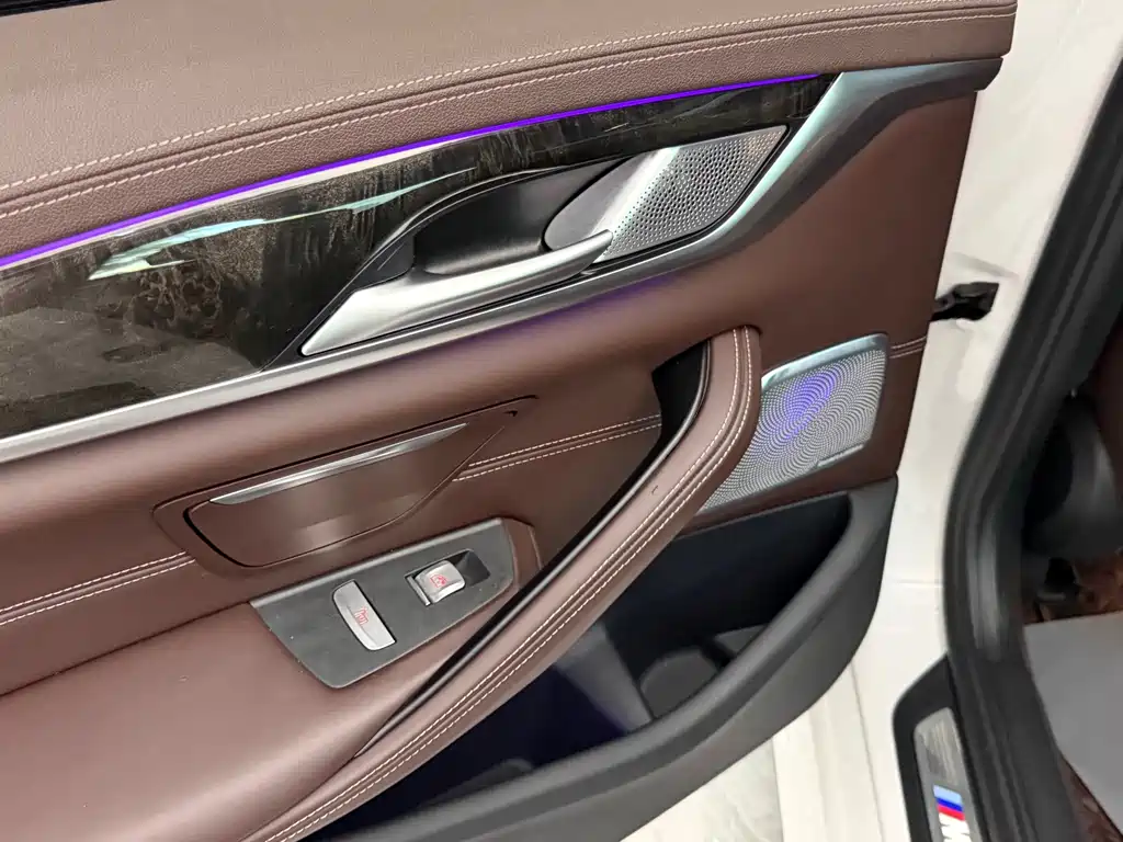 BMW 5 Series — миниатюра 11