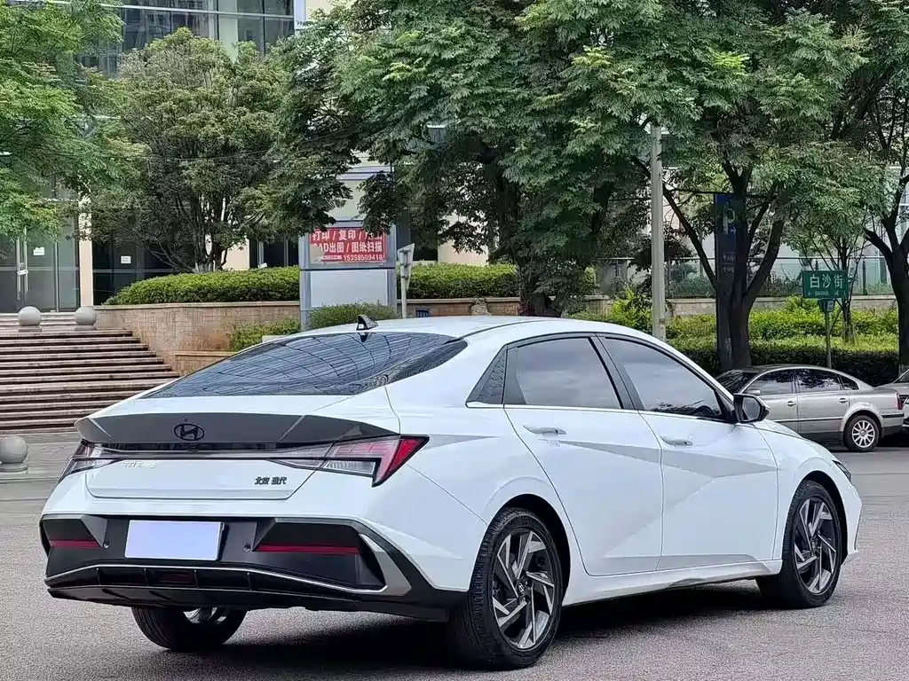 Hyundai Elantra — миниатюра 8