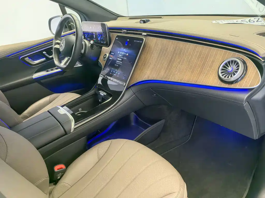 Mercedes-Benz EQE SUV — миниатюра 12