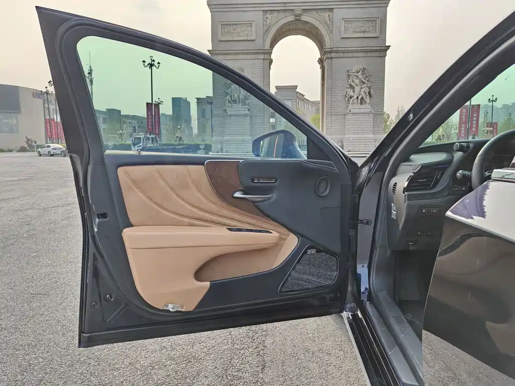 Lexus LS — миниатюра 21