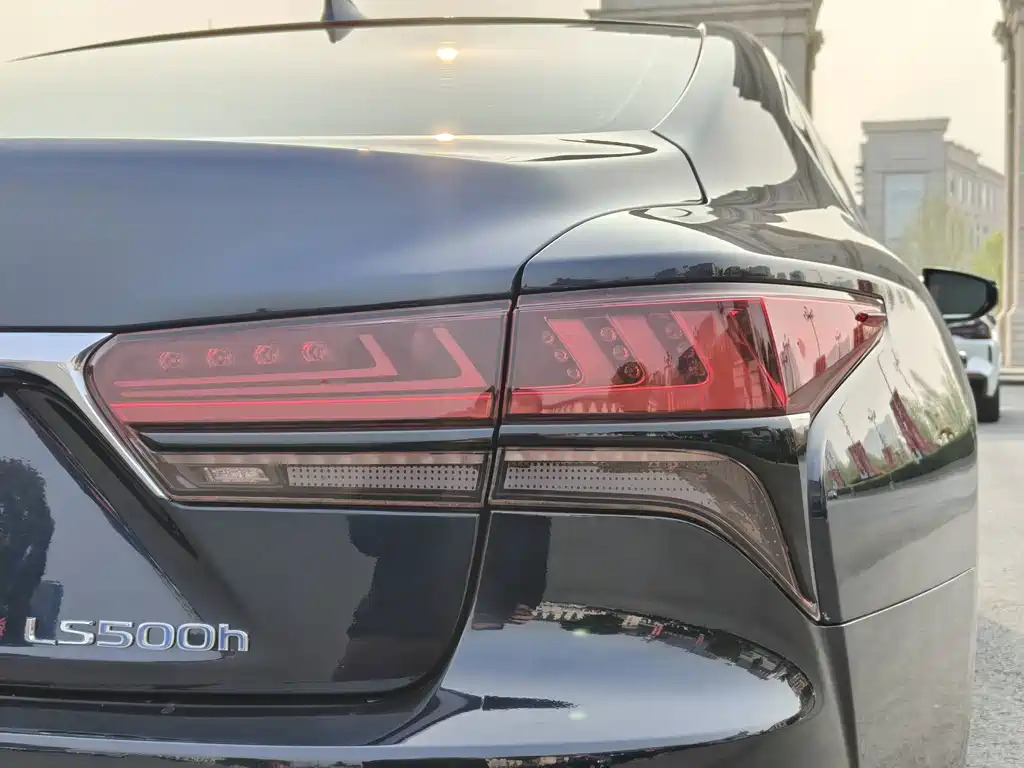 Lexus LS — миниатюра 8