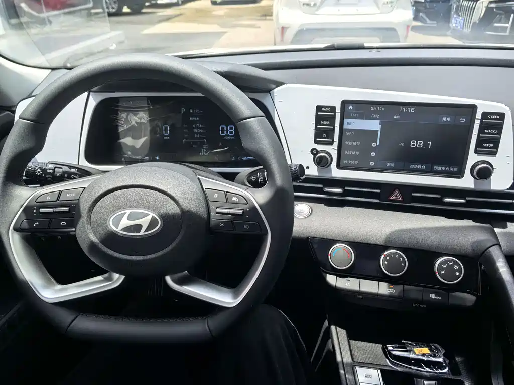 Hyundai Elantra — миниатюра 6