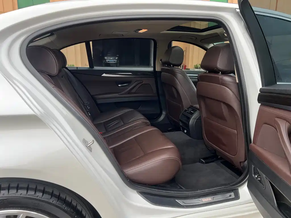 BMW 5 Series — миниатюра 12