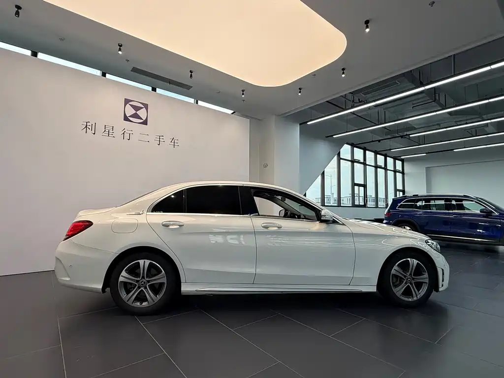 Mercedes-Benz C-Class — миниатюра 6