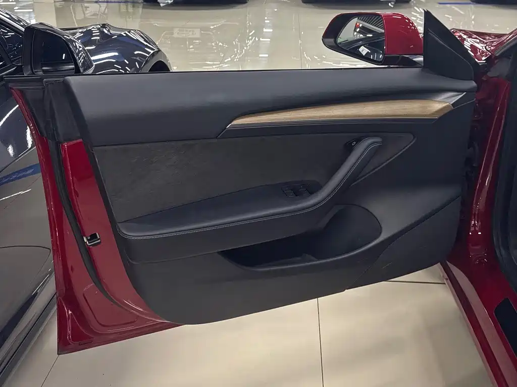 Tesla Model 3 — миниатюра 7