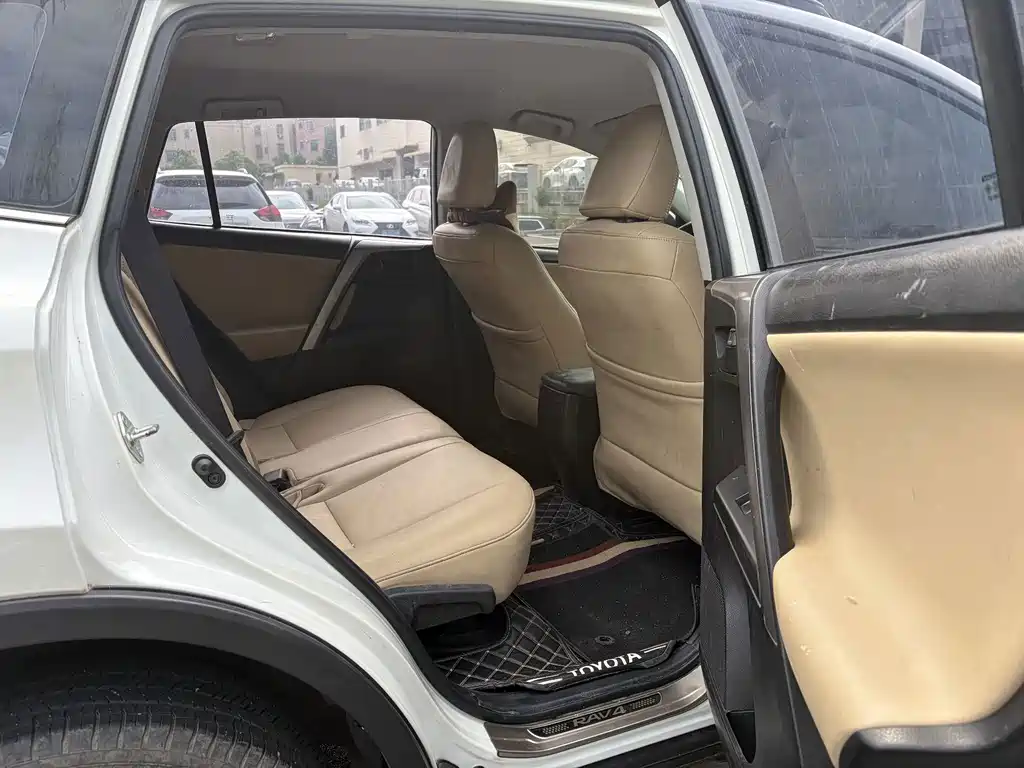 Toyota RAV4 — миниатюра 10