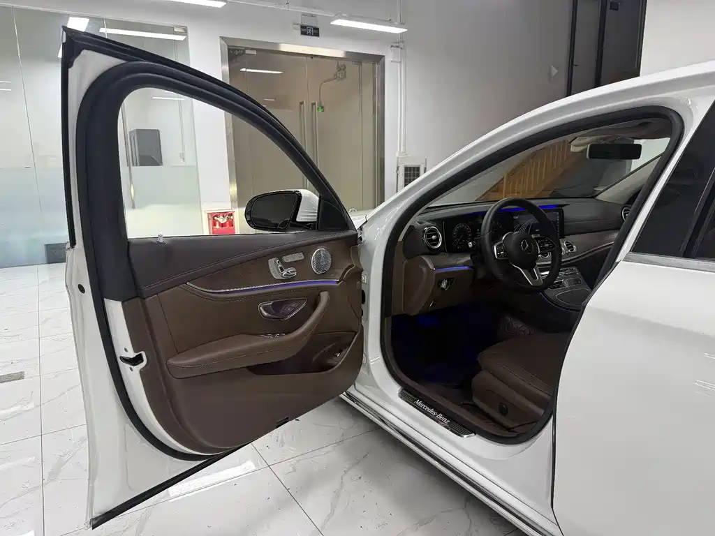 Mercedes-Benz E-Class — миниатюра 8