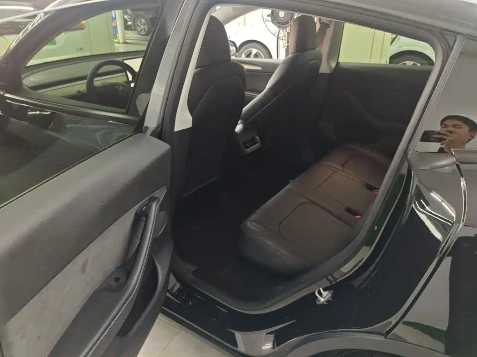 Tesla Model Y — миниатюра 5