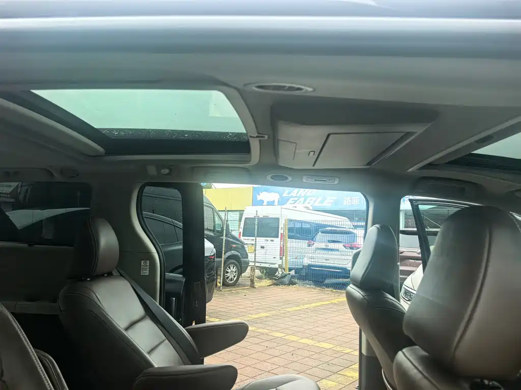Toyota Sienna — миниатюра 4