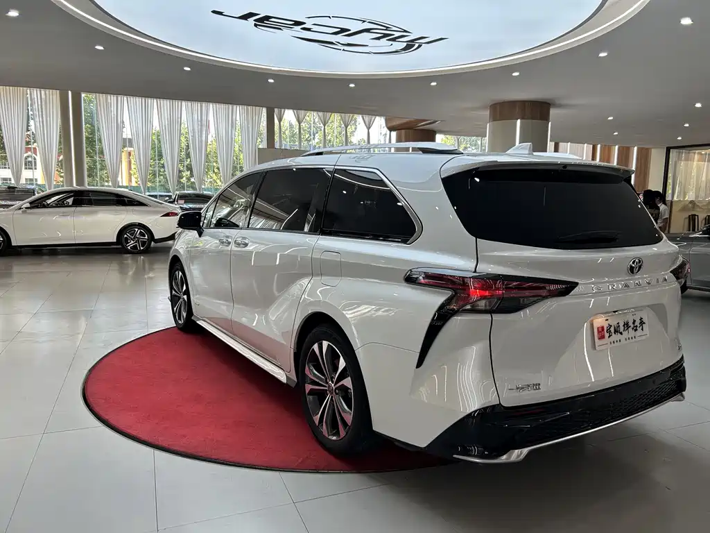 Toyota Granvia — миниатюра 7