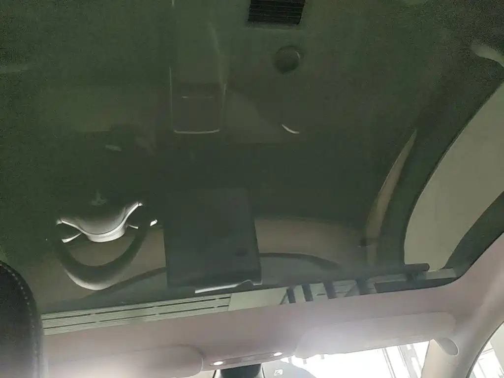Tesla Model Y — миниатюра 18