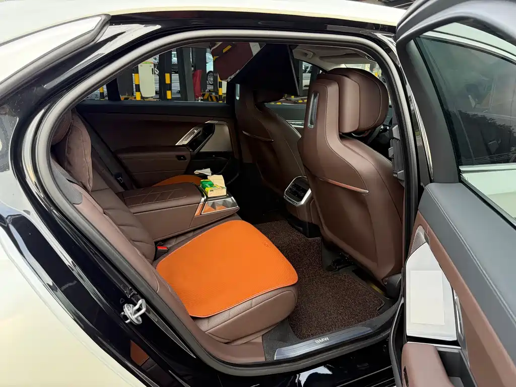 BMW 7 Series — миниатюра 12
