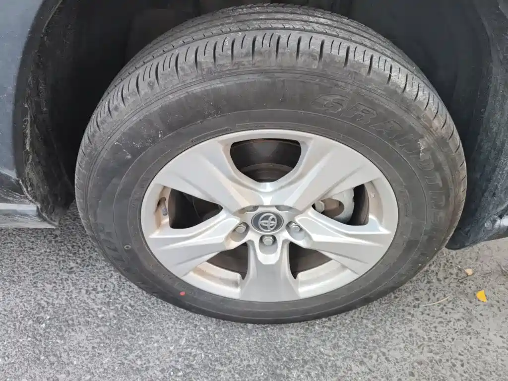 Toyota RAV4 — миниатюра 9