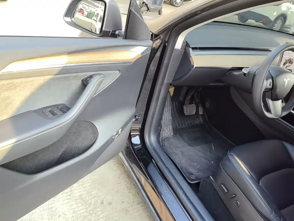 Tesla Model Y — миниатюра 16