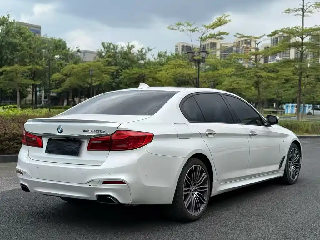 BMW 5 Series — миниатюра 10