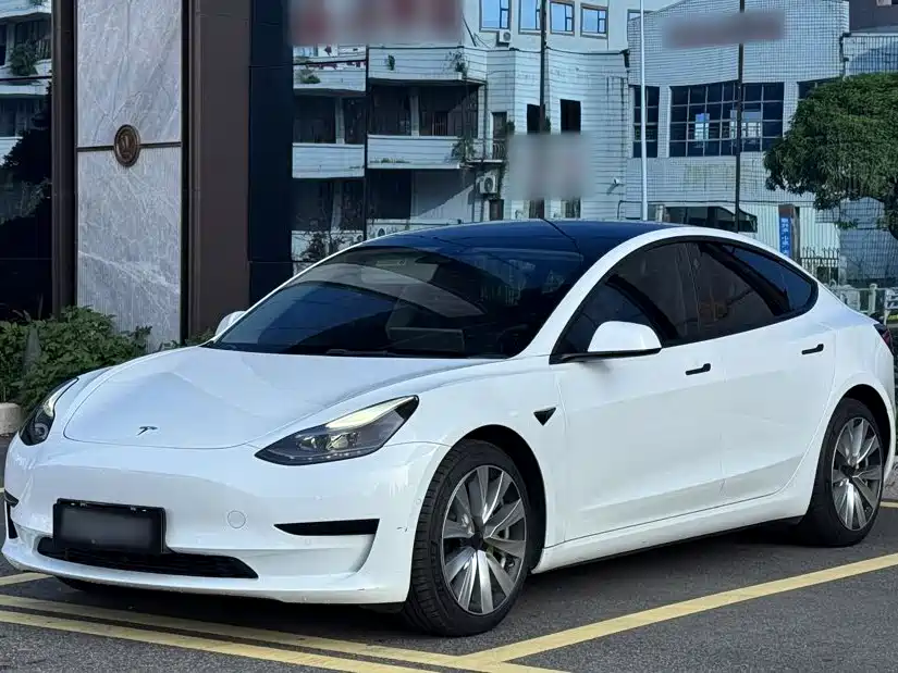 Tesla Model 3 — миниатюра 2