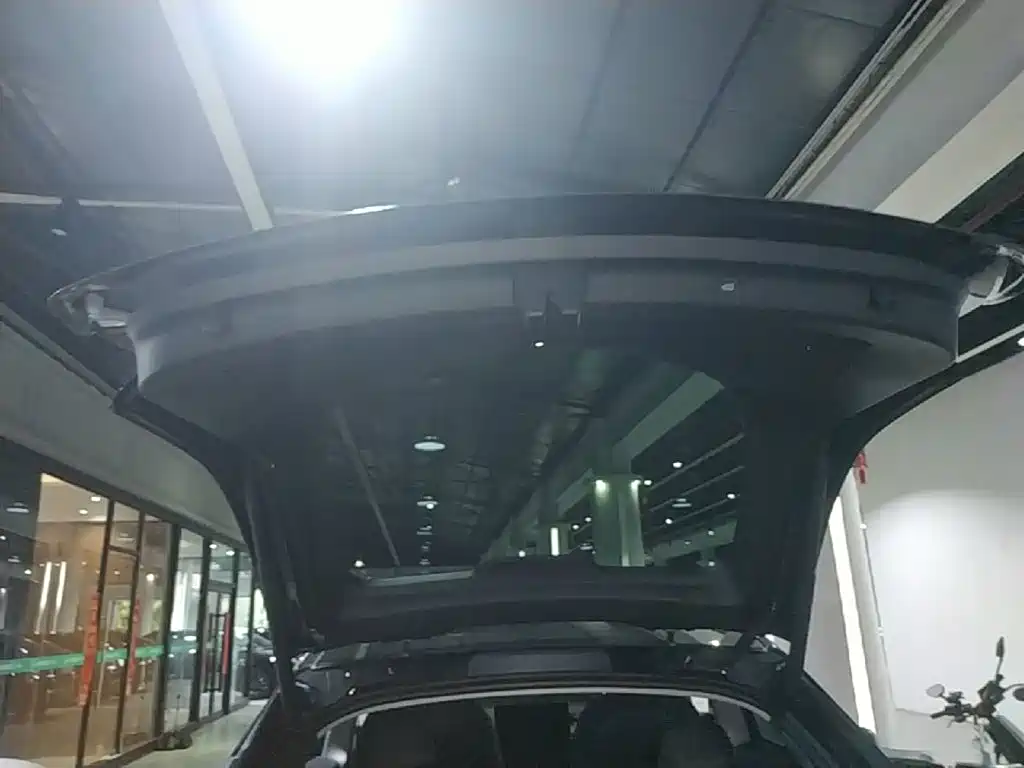 Tesla Model Y — миниатюра 19