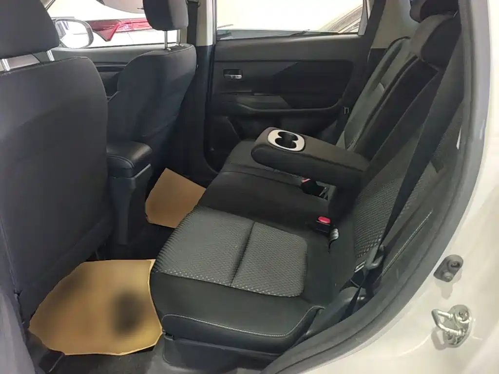 Mitsubishi Outlander — миниатюра 17